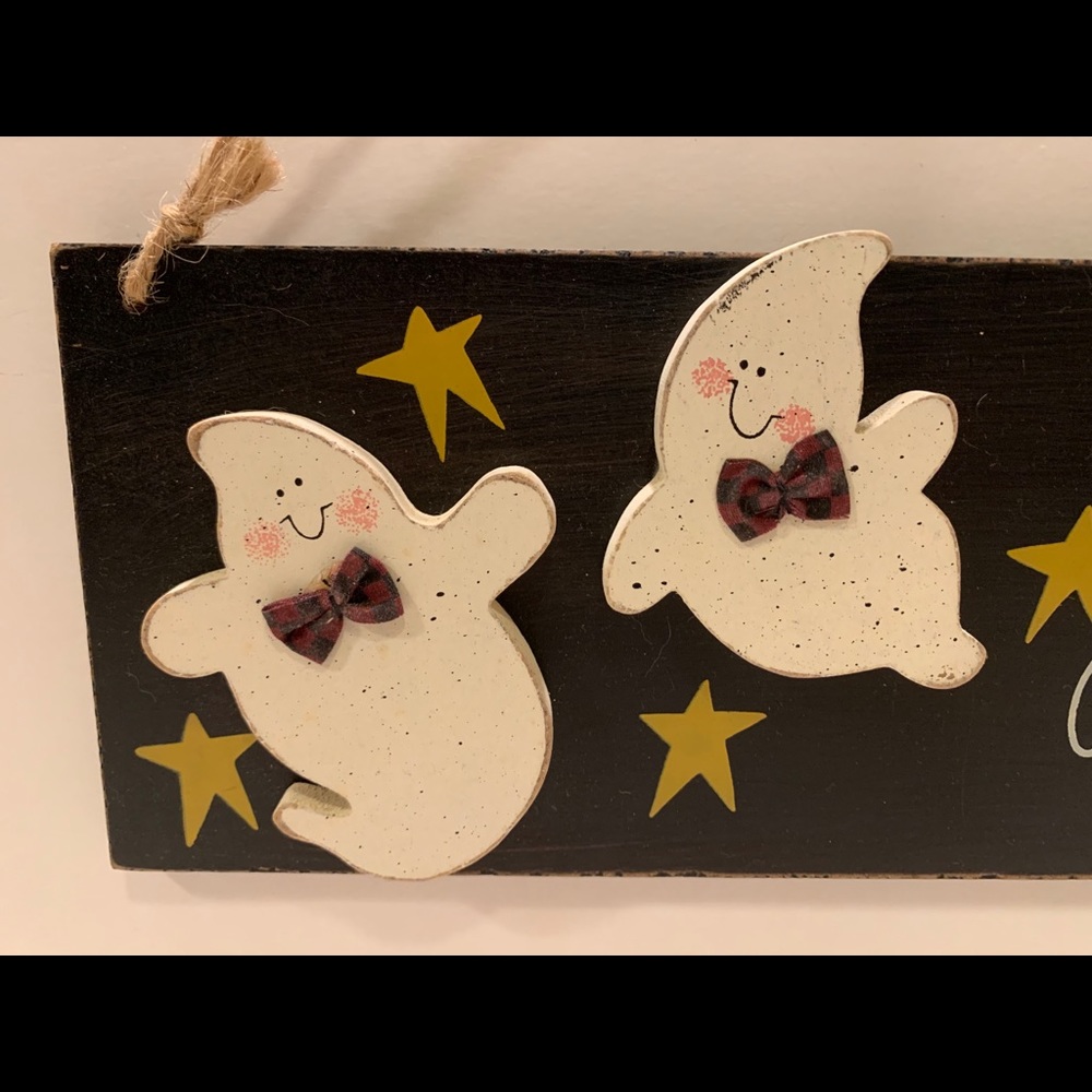 NWT HALLOWEEN GHOST HANGING SIGN. - Picture 3 of 9